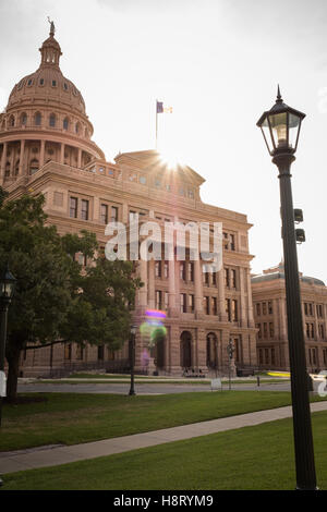 Les rayons du soleil avec un pic derrière le Texas State Capitol Banque D'Images