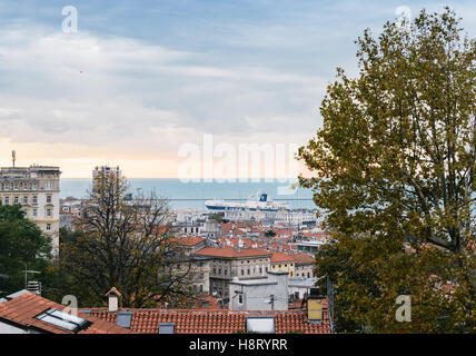 Panorama de Trieste sur la mer Adriatique, l'Italie, l'Europe dans la région du Frioul-Vénétie-Julienne Banque D'Images