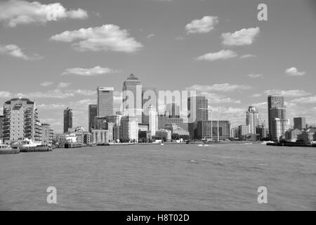 Vue sur noir et blanc de Thames Docklands city scape Banque D'Images