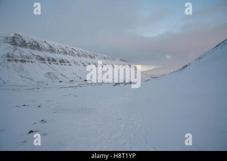 Hiver polaire à Nybyen-Longyearbyen. Vallée avec les montagnes environnantes. Svalbard Spitsbergen Norvège. Vue sur la montagne Platåberget. Banque D'Images