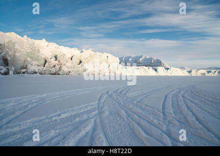 Vêlage du front du glacier arctique Scott Turnerbreen, Svalbard, Spitsbergen, Norvège Banque D'Images