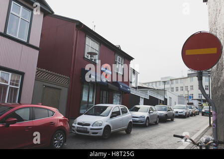 Vue vers le haut de la rue de Reykjavik, bar partie en propriété par Blur, Damon Albarn, Kaffibarinn en arrière-plan. Banque D'Images