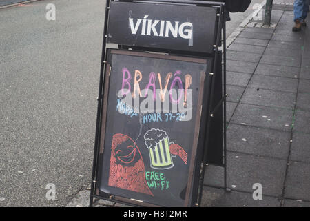 'Happy Hour' signe extérieur bar à Reykjavik, en Islande. Banque D'Images