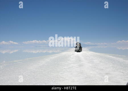 Jeep traversant les salines de Salar de Uyuni en Bolivie Banque D'Images