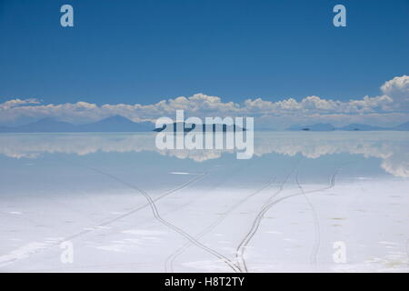 Vue sur le lac de sel Salar de Uyuni en Bolivie montrant les traces de pneus Banque D'Images