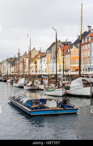 Maisons colorées le long du canal de Nyhavn à Copenhague, Danemark Banque D'Images