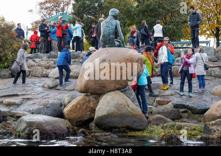 Les touristes d'admirer la statue de la petite sirène de Copenhague, Danemark Banque D'Images