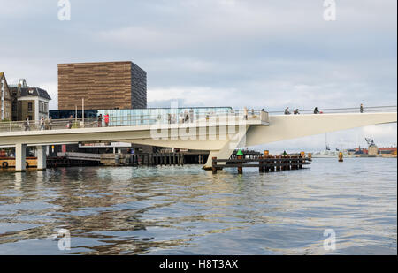 Personnes traversant Inderhavnsbroen (le pont de l'arrière-port), un pont piétonnier et cycliste à Copenhague, au Danemark Banque D'Images