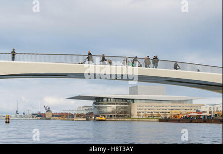 Personnes sur Inderhavnsbroen passerelle piétonne et cycliste avec l'Opéra de Copenhague Operaen arrière-plan, Copenhague, Danemark Banque D'Images