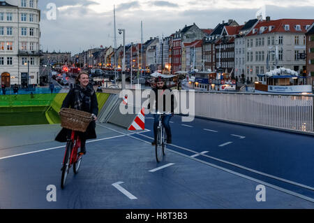 Cyclistes sur le pont piétonnier et cycliste Inderhavnsbroen (pont de l'arrière-port) à Copenhague, Danemark Banque D'Images