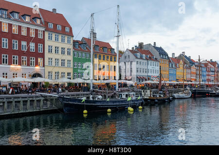 Maisons colorées le long du canal de Nyhavn à Copenhague, Danemark Banque D'Images