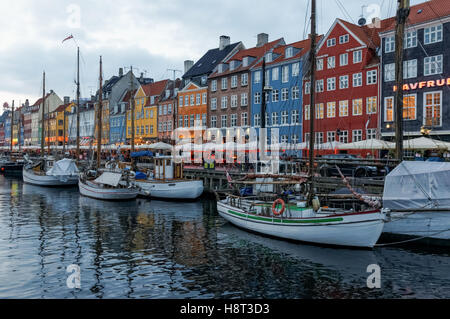 Maisons colorées le long du canal de Nyhavn à Copenhague, Danemark Banque D'Images