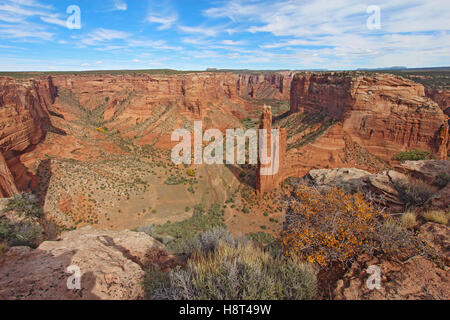 Le grès rouge spire de Spider Rock à Canyon de Chelly National Monument dans la Nation Navajo près de Dinant, Arizona Banque D'Images