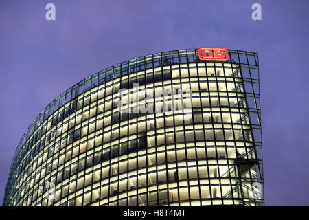 Deutsche Bahn AG bâtiment et panneau la compagnie de chemin de fer allemande s'est allumée la nuit à Berlin, Allemagne Europe UE KATHY DEWITT Banque D'Images