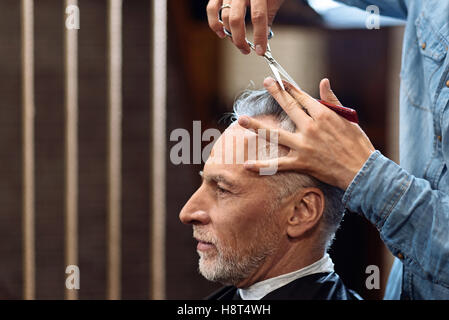 Au cours de vieux monsieur en coupe coiffure Banque D'Images