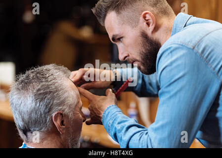 Coupe coiffure bang de man Banque D'Images