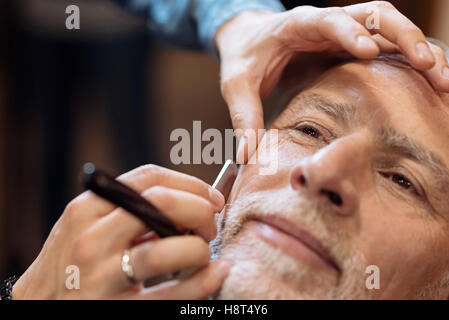 Close up of senior man nice d'être rasé à barbershop Banque D'Images