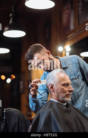 Beau coiffure coupe de faire à man Banque D'Images