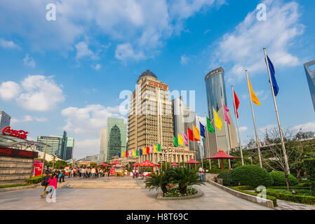 Les gens qui marchent à la zone de Lujiazui Finance et du Commerce, Pudong, Shanghai, Chine Banque D'Images