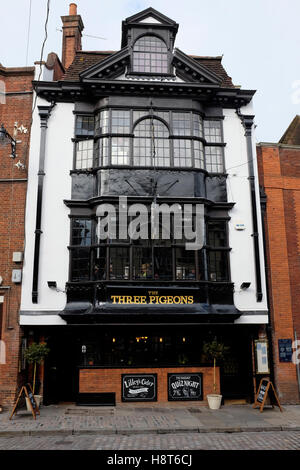 Les Trois Pigeons pub à Guildford High Street, Surrey en Angleterre Banque D'Images