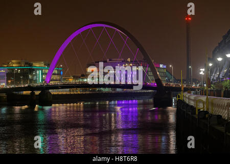 Clyde arc pont aux bbc nuit Glasgow Banque D'Images