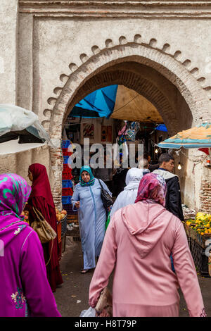 Des femmes de la marche à travers une porte d'entrée de la médina, Tétouan, Maroc Banque D'Images