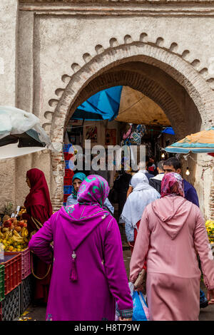Des femmes de la marche à travers une porte d'entrée de la médina, Tétouan, Maroc Banque D'Images