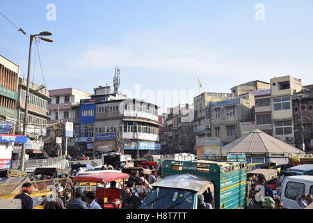 Les gens, les voitures, les pousse-pousse et les motos dans le quartier animé de Chandni Chowk, la partie ancienne de Delhi, Inde Banque D'Images