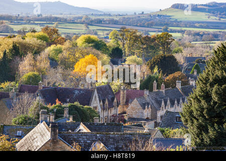 Automne dans les Cotswolds - vue sur les toits du village de Stanton, Gloucestershire, Royaume-Uni Banque D'Images