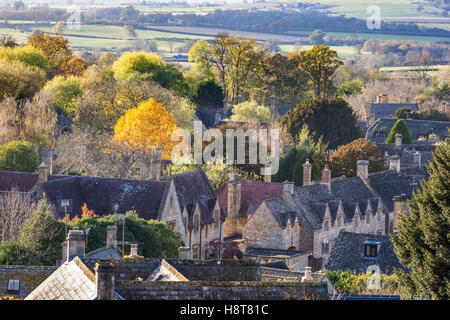 Automne dans les Cotswolds - vue sur les toits du village de Stanton, Gloucestershire, Royaume-Uni Banque D'Images