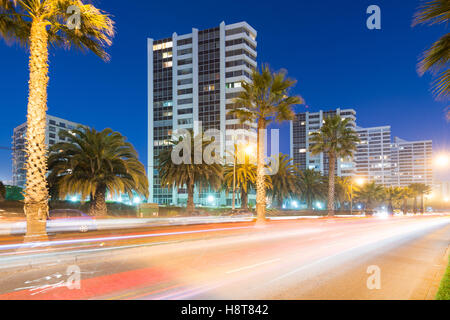 Une vue de la nuit de la ville côtière de Viña del Mar au Chili Banque D'Images