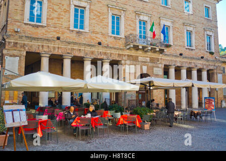 Terrasses de cafés, de la Piazza della Repubblica, Urbino, Marches, Italie Banque D'Images