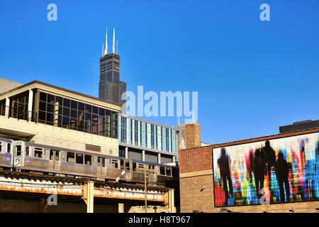 La Willis Tower (anciennement Sears Tower) dominant le quartier sud du Loop de Chicago comme un LTC du train rugit par. Chicago, Illinois, USA. Banque D'Images