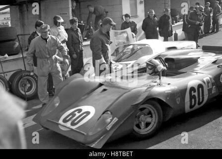 1969 marques de la BOAC 6 HEURES DE PEDRO RODRIGUEZ Ferrari 312P PIT STOP 2 Banque D'Images