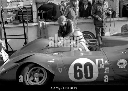 1969 marques de la BOAC 6 HEURES DE PEDRO RODRIGUEZ Ferrari 312P PIT STOP Banque D'Images