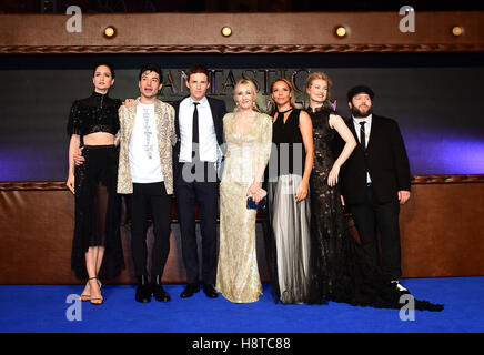 Katherine Waterston (L'option -R), Ezra Miller, Eddie Redmayne, ROWLING, Carmen Ejogo, Alison Sudol et Dan Fogler participant à la vie et habitat des animaux fantastiques première Européenne à Leicester Square, Londres. Banque D'Images