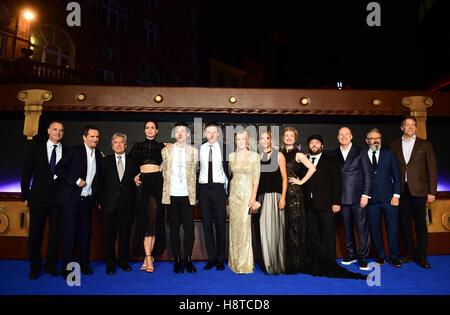 Katherine Waterston (4e en L - R), Ezra Miller, Eddie Redmayne, ROWLING, Carmen Ejogo, Alison Sudol Dan Fogler, le réalisateur David Yates, Neil Blair participant à la vie et habitat des animaux fantastiques première Européenne à Leicester Square, Londres. Banque D'Images