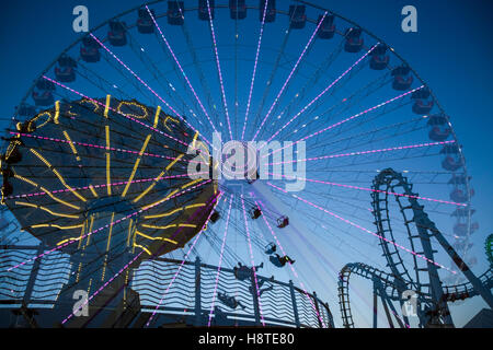 Wildwoods, New Jersey, États-Unis. Promenade vintage au crépuscule avec lumières incandescentes, avec montagnes russes et grande roue Banque D'Images