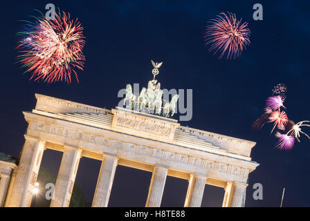 Plus d'artifice Porte de Brandebourg à Berlin. Le nouvel an en Allemagne Banque D'Images