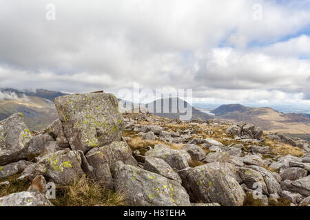 Rocheuses et marquer la route de Glyder Fach de Capel Curig. Pen Llithrig Y Wrach et Llyn Cowlyd réservoir peut être vu je Banque D'Images