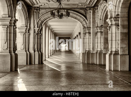 L'architecture historique et promenade dans le parc de Balboa. San Diego, Californie, États-Unis. Banque D'Images