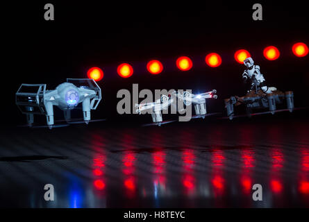 Usage ÉDITORIAL UNIQUEMENT (à partir de la gauche) Darth Vader's TIE Advanced x1, T-65 X-Wing fighter et un speeder bike sont démontrés à l'occasion du lancement de la tâche propel laser Star Wars drones, luttant contre un nouveau jouet d'être lancé avant Noël, chez Madame Tussauds à Londres. Banque D'Images