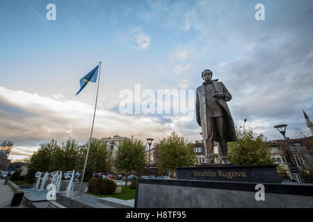 Statue à Ibrahim Rugova, le premier président de la République du Kosovo à Pristina, capitale du pays Banque D'Images