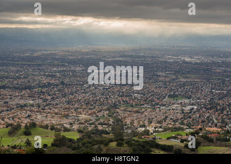 Vue aérienne de la Silicon Valley, la verte campagne, et ciel menaçant Banque D'Images