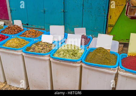 La saveur des épices colorées dans des boîtes blanches en bazar turc, Acre, Israël. Banque D'Images