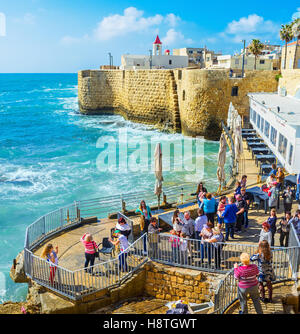 Les touristes dans les zones côtières profiter de la vue mer Akko murs, préservé depuis le Moyen Âge Banque D'Images