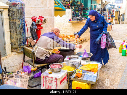 La femme l'achat d'aliments de rue traditionnels - falafel en Palestine Banque D'Images