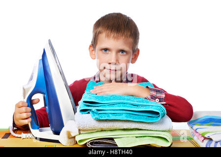 Garçon linge lavé avec autour de la table à repasser avec fer blanc isolé Banque D'Images