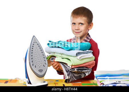 Garçon linge lavé avec autour de la table à repasser avec fer blanc isolé Banque D'Images