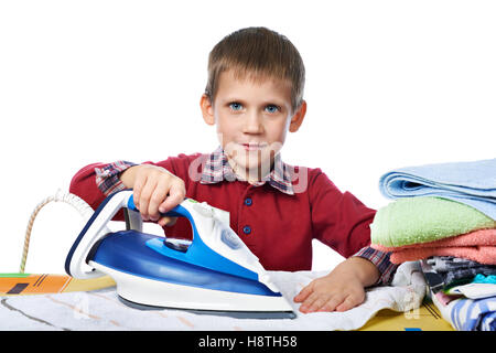 Garçon linge lavé avec autour de la table à repasser avec fer blanc isolé Banque D'Images